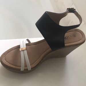 Black & White Wedges (Atrevida)